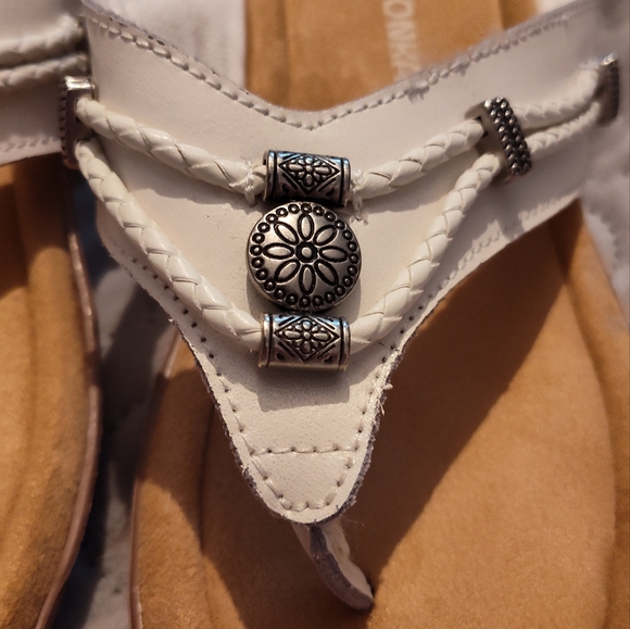 Like-New Minnetonka Sandals Sz 7M - Picture 2 of 8